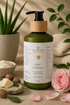 Natürlicher Locken Conditioner in grüner Glasflasche mit Bambus-Pumpspender, Aloe Vera, Shea Butter, Jojobaöl und Rosen – intensive Pflege für definierte Locken und weniger Frizz.